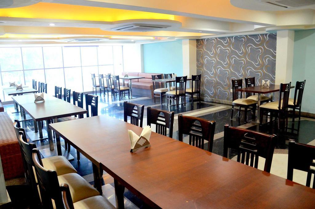 Geetika Galaxy Hotel Κανπούρ Εξωτερικό φωτογραφία